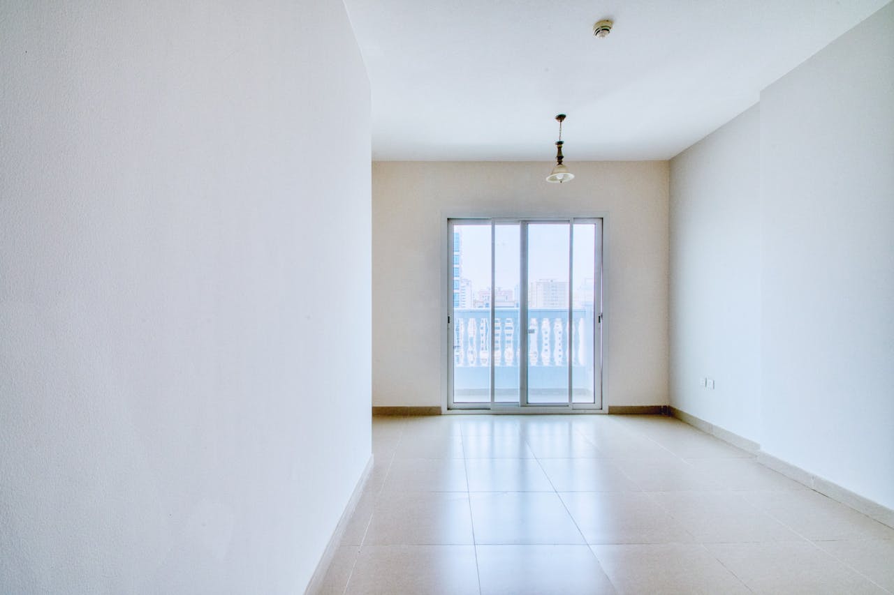 Spacious, unfurnished apartment with natural light and large windows for modern living.